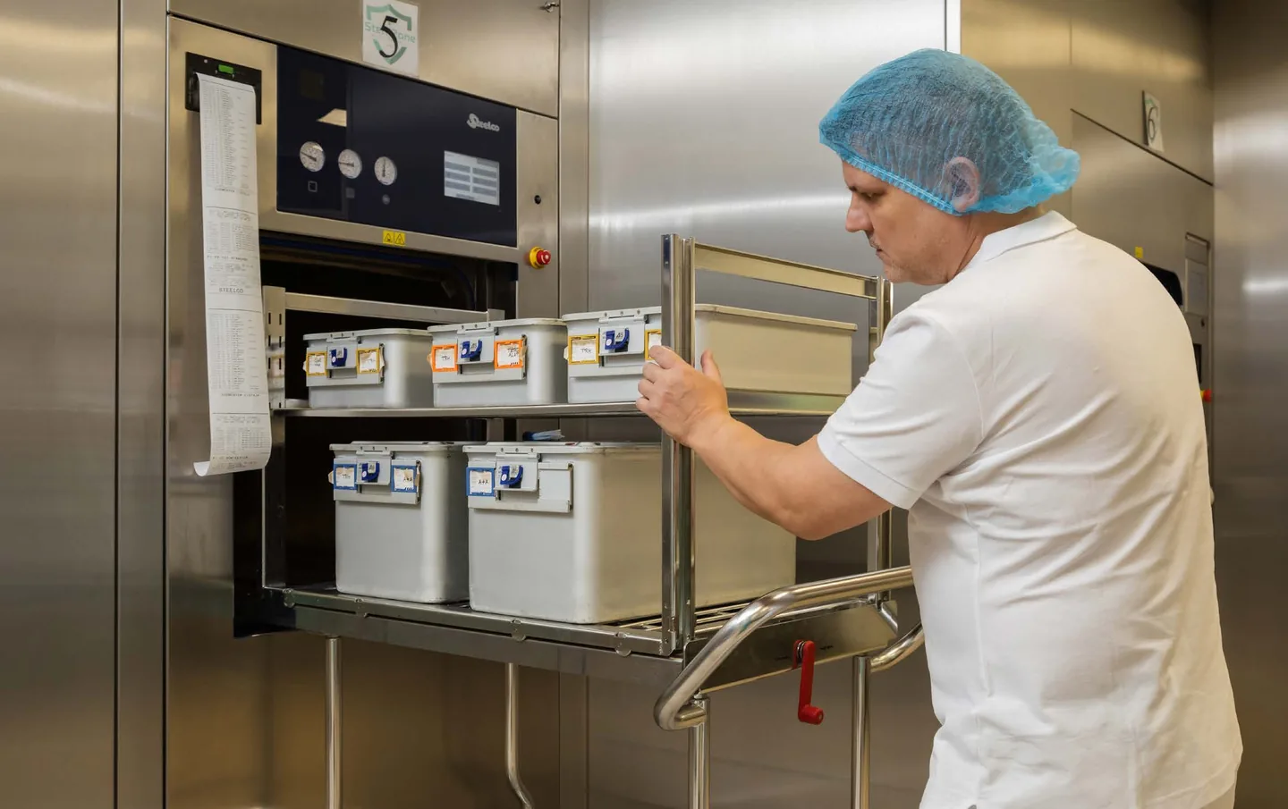 Zárt műszertárolók kezelése a sterilizáló központban